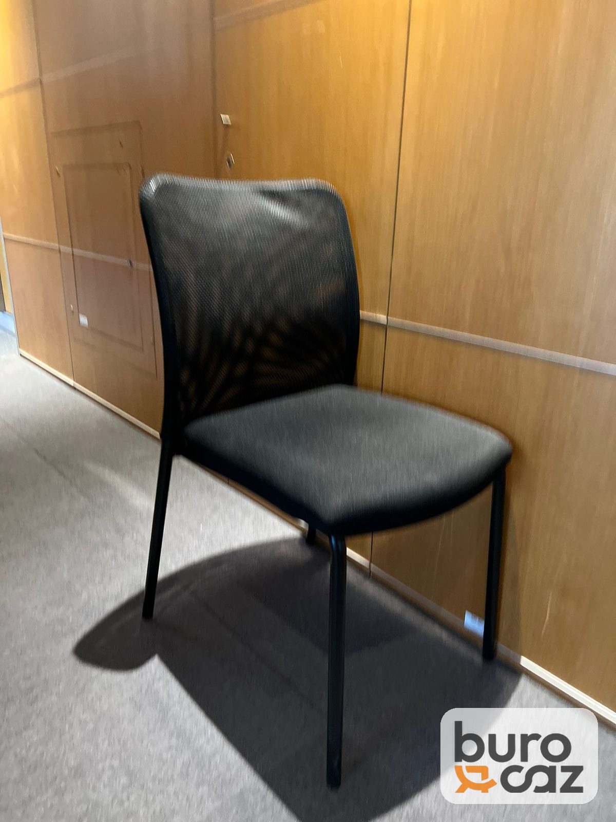 Chaise visiteur empilable dossier résille noire