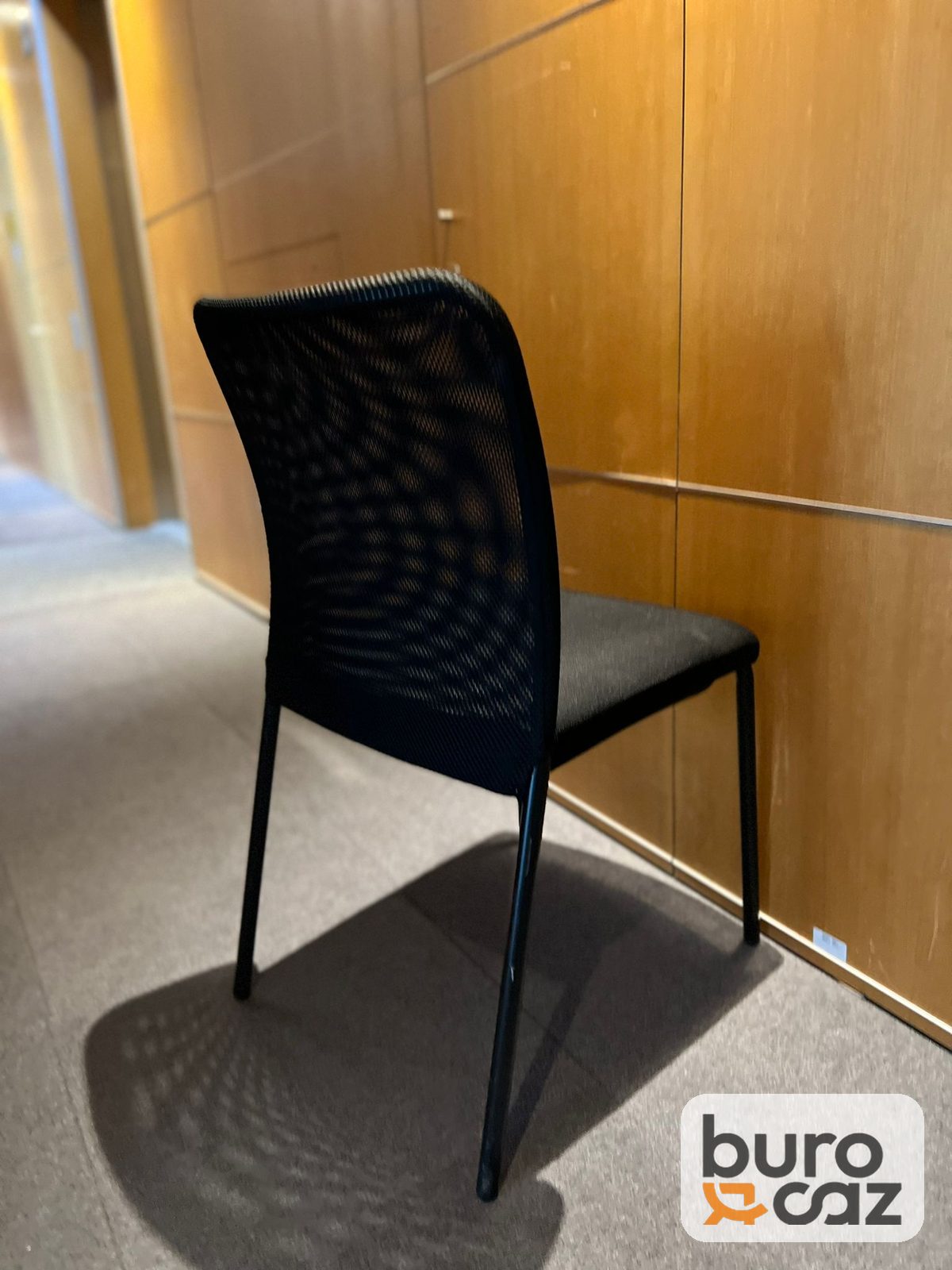 Chaise visiteur empilable dossier résille noire — photo 4