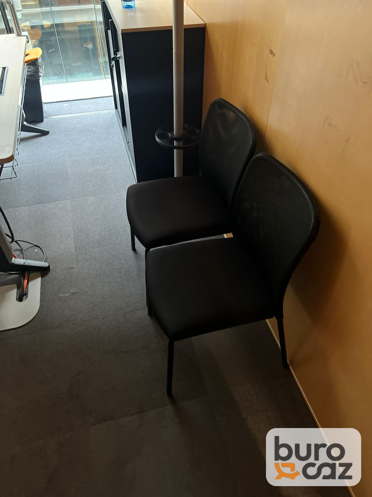 Chaise visiteur empilable dossier résille noire — photo 7