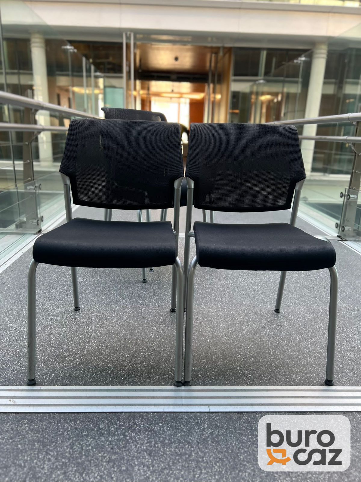 Chaise visiteur empilable dossier résille noire pieds gris