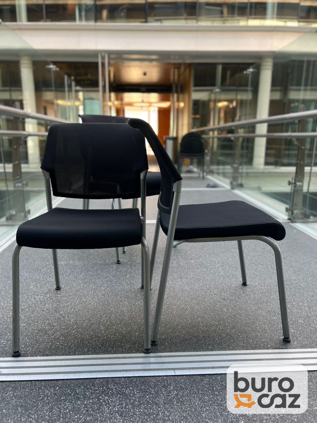 Chaise visiteur empilable dossier résille noire pieds gris — photo 2
