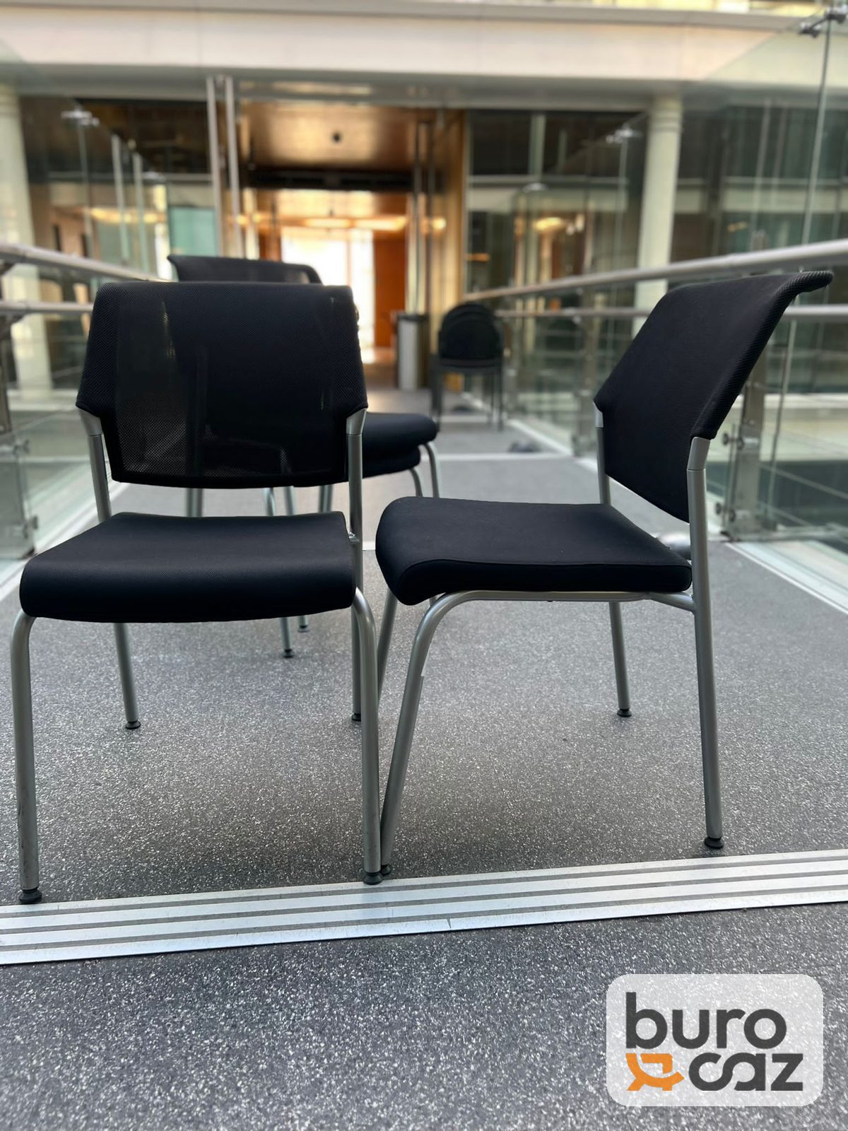 Chaise visiteur empilable dossier résille noire pieds gris — photo 3