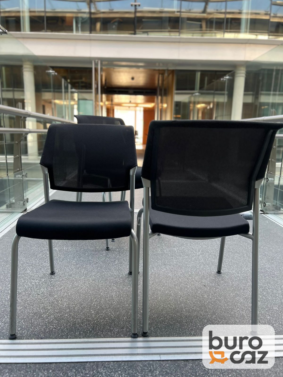 Chaise visiteur empilable dossier résille noire pieds gris — photo 4
