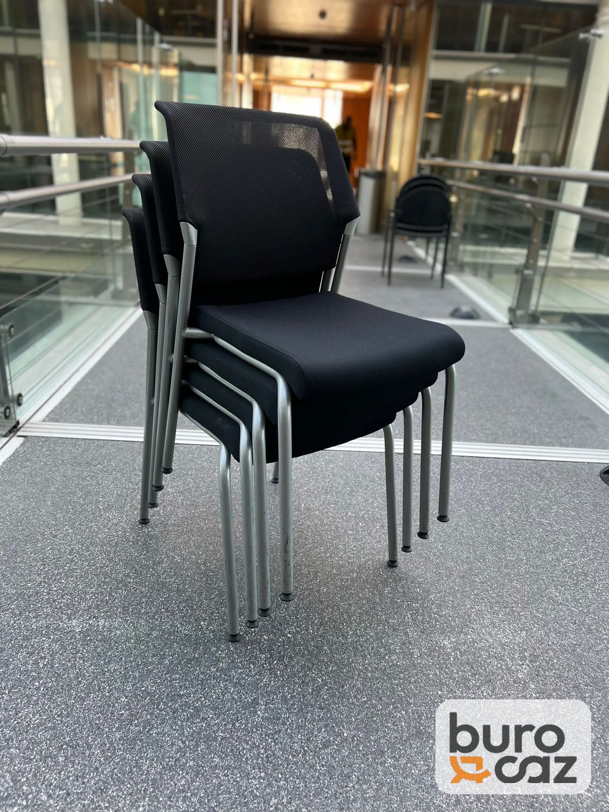 Chaise visiteur empilable dossier résille noire pieds gris — photo 6