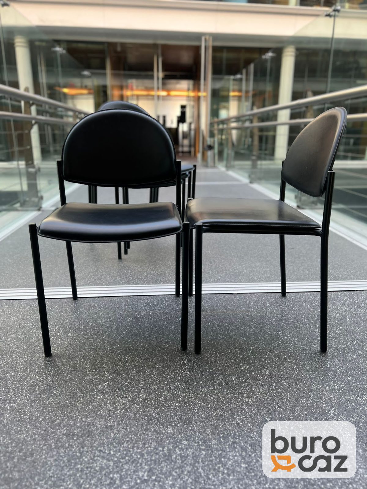 Chaise visiteur empilable dossier rond simili cuir noir — photo 2