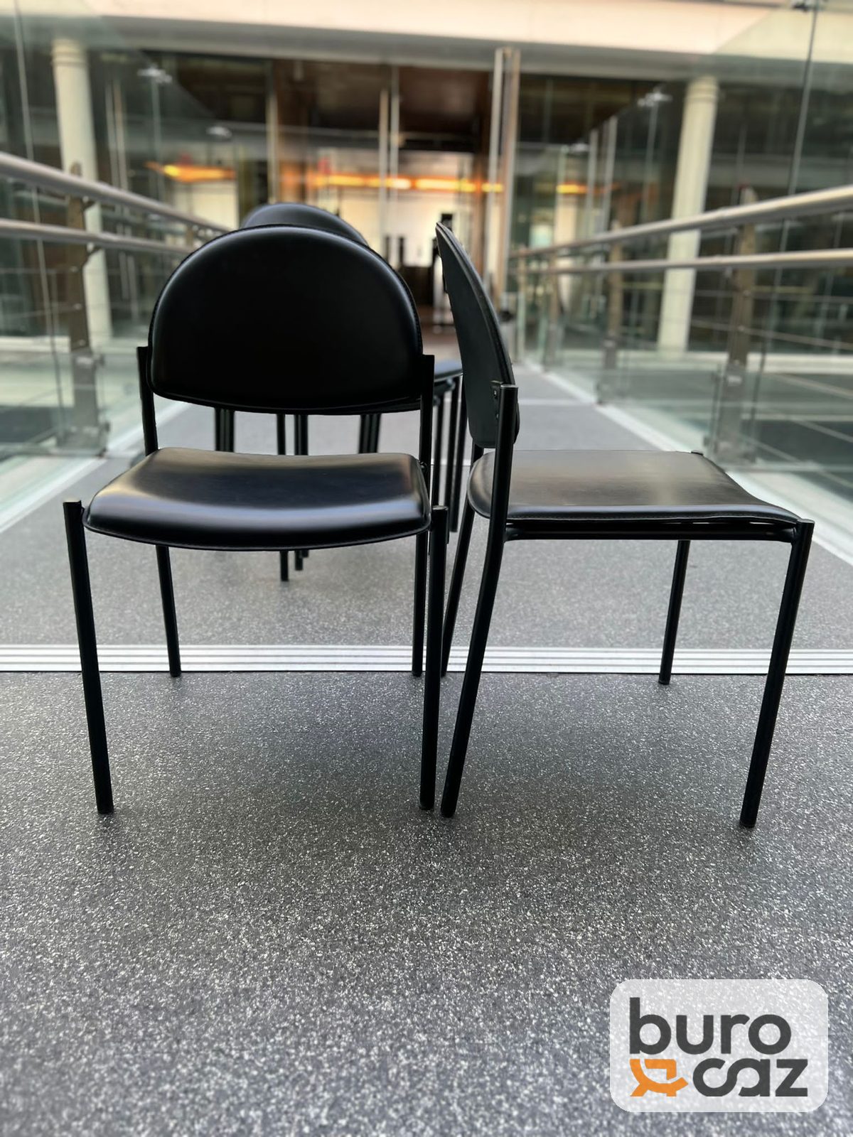 Chaise visiteur empilable dossier rond simili cuir noir — photo 3