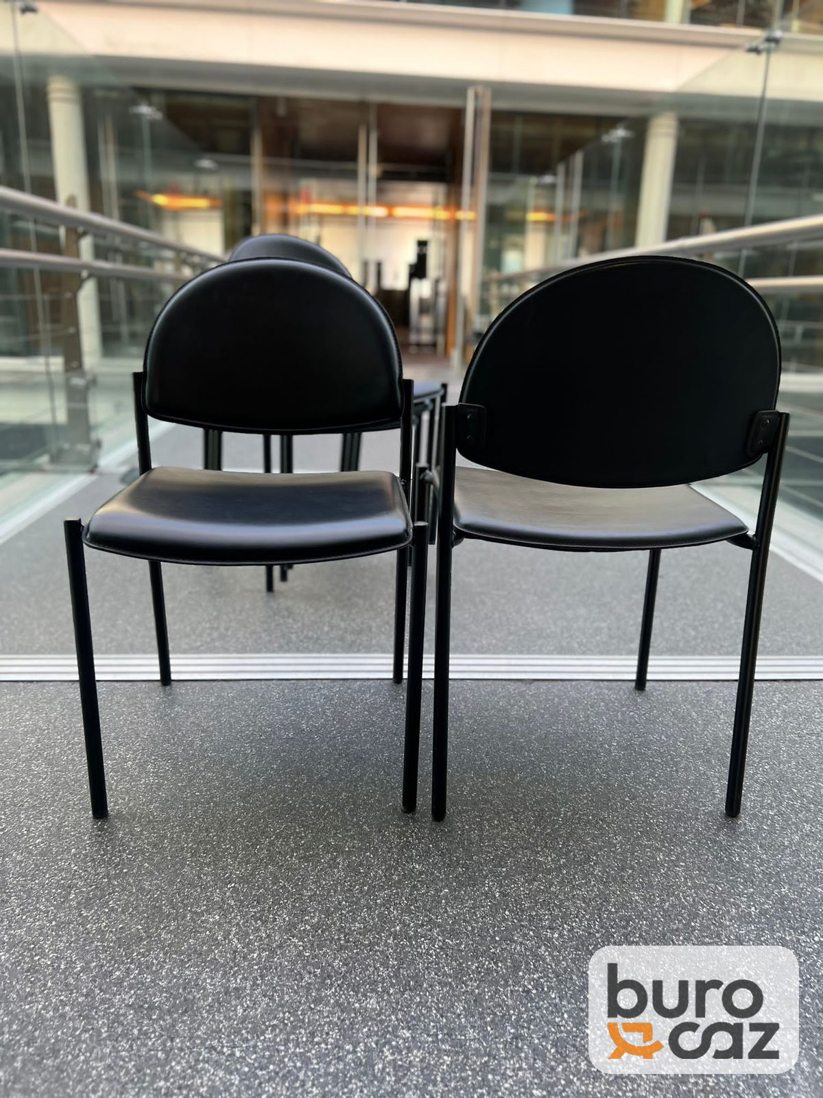 Chaise visiteur empilable dossier rond simili cuir noir — photo 4