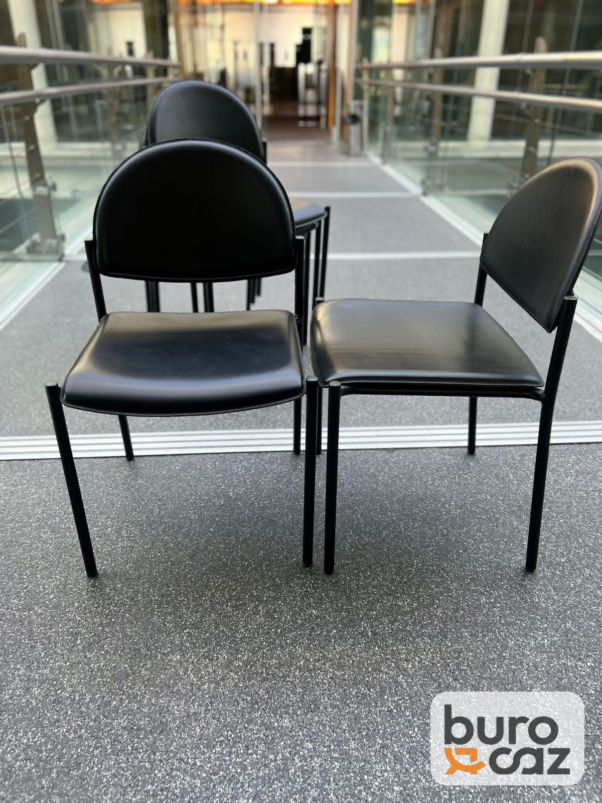 Chaise visiteur empilable dossier rond simili cuir noir — photo 5