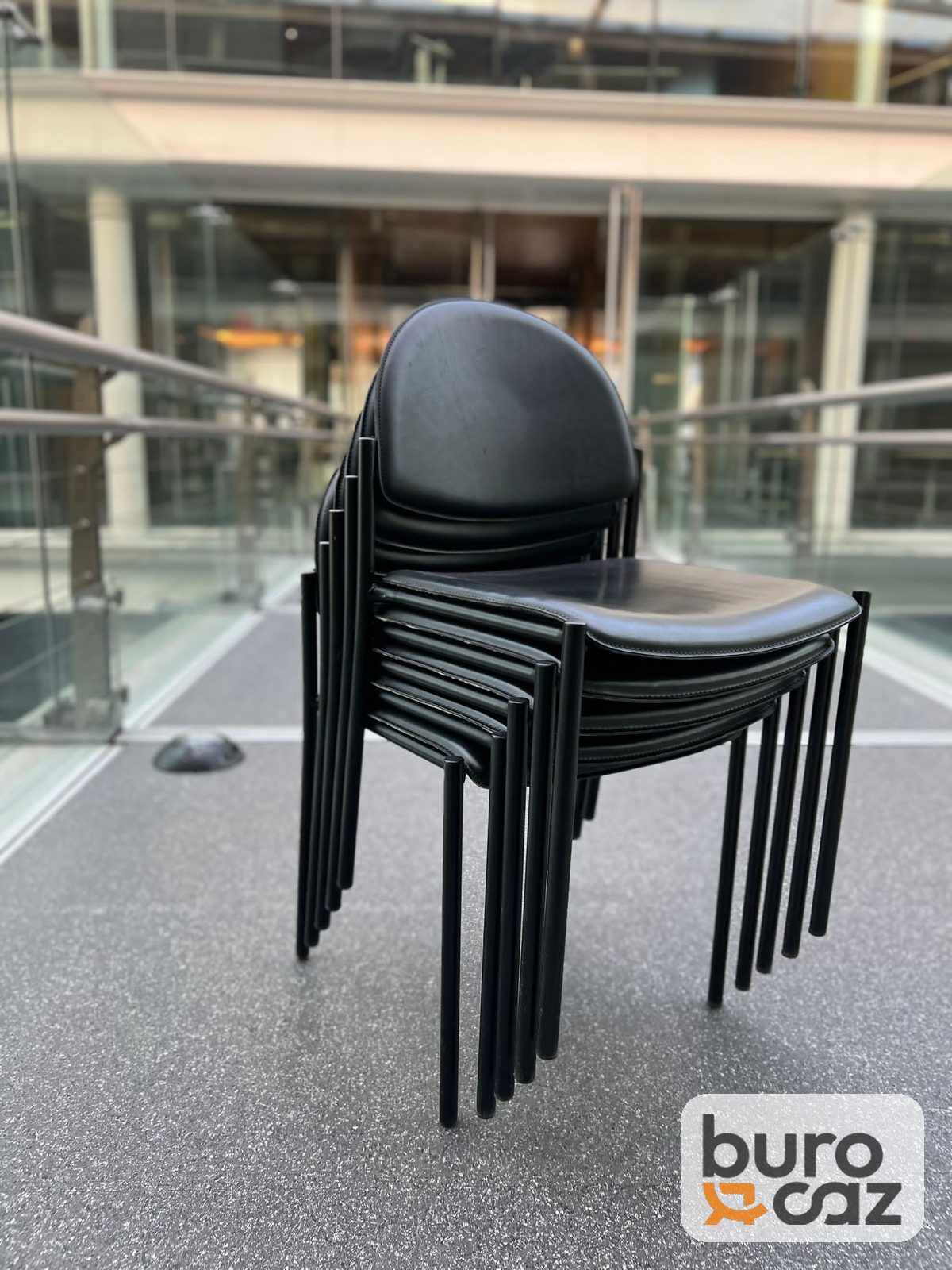 Chaise visiteur empilable dossier rond simili cuir noir — photo 6