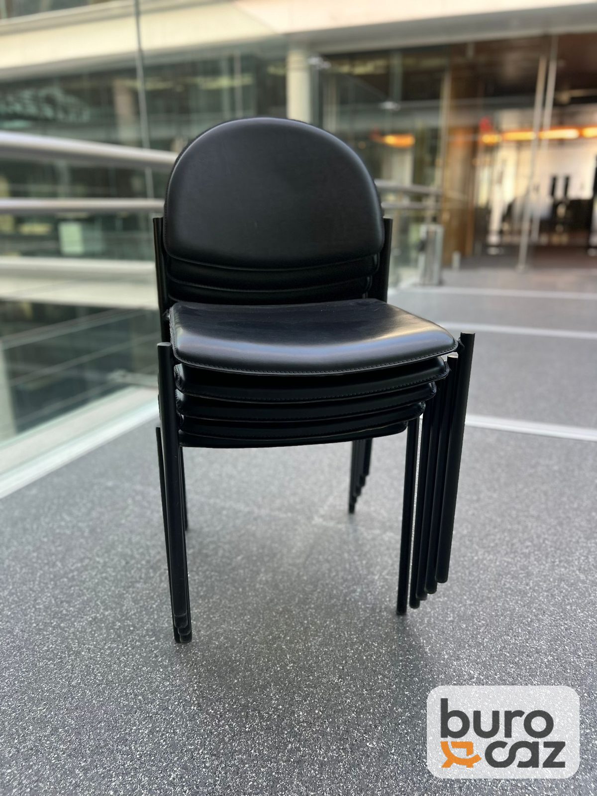 Chaise visiteur empilable dossier rond simili cuir noir — photo 7