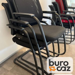 Chaise visiteur empilable luge résille noire avec accoudoirs