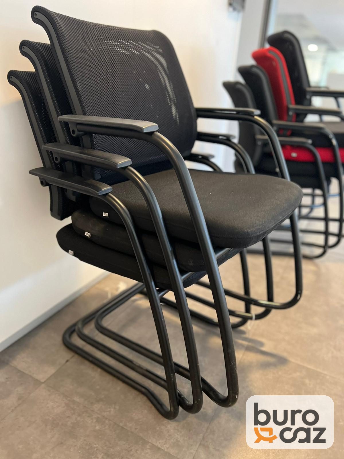 Chaise visiteur empilable luge résille noire avec accoudoirs