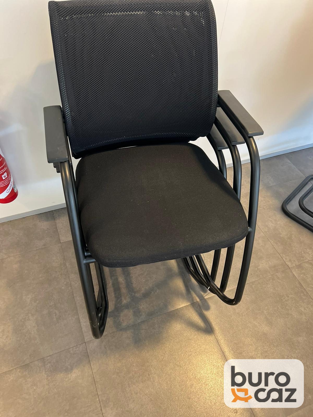 Chaise visiteur empilable luge résille noire avec accoudoirs — photo 2