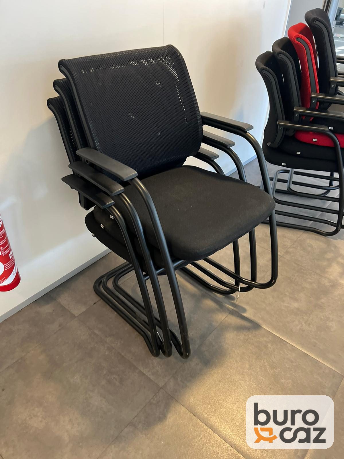 Chaise visiteur empilable luge résille noire avec accoudoirs — photo 3