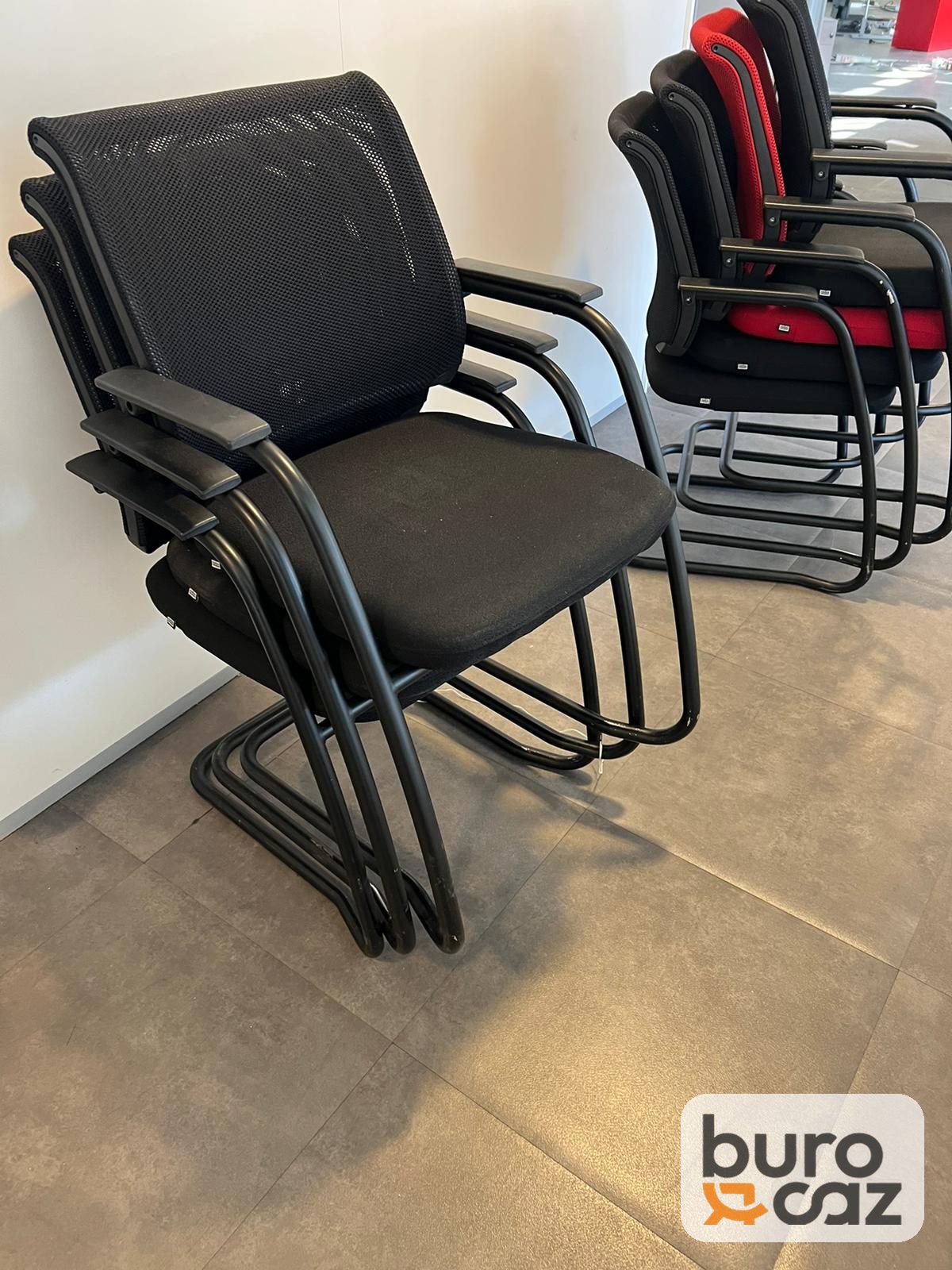 Chaise visiteur empilable luge résille noire avec accoudoirs — photo 4