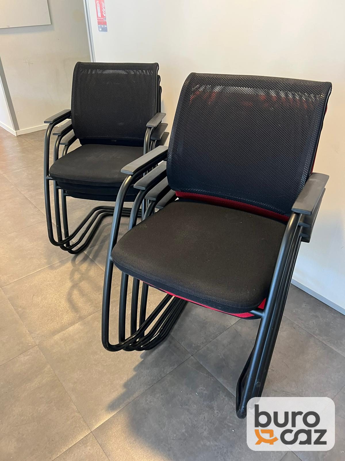 Chaise visiteur empilable luge résille noire avec accoudoirs — photo 5