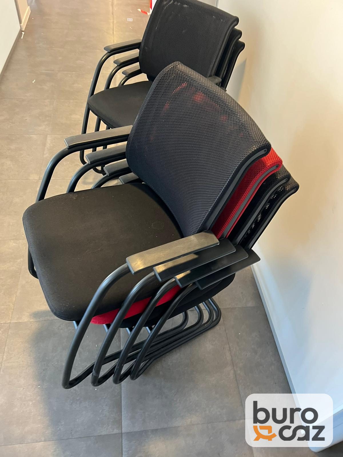 Chaise visiteur empilable luge résille noire avec accoudoirs — photo 6