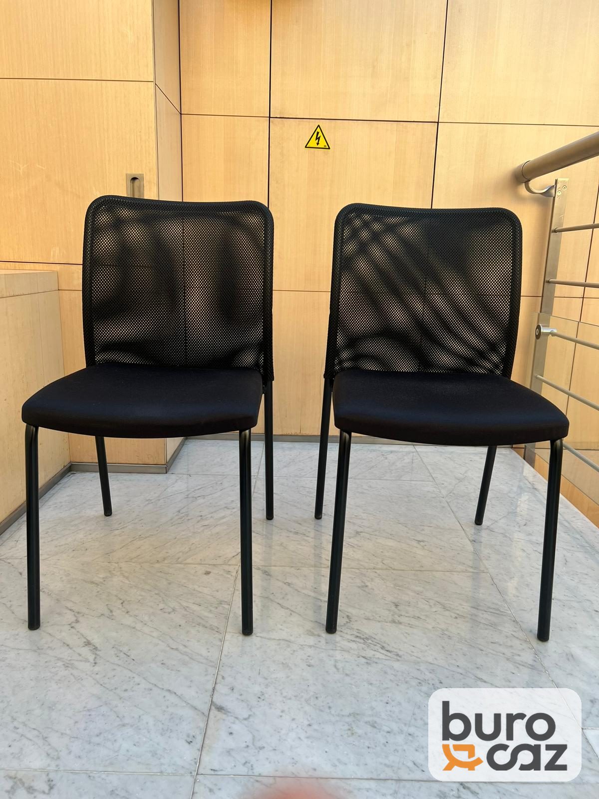 Chaise visiteur empilable résille noire