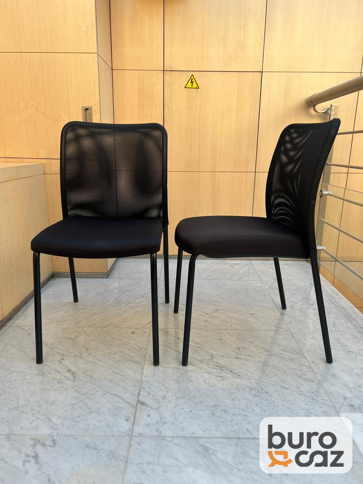 Chaise visiteur empilable résille noire — photo 2