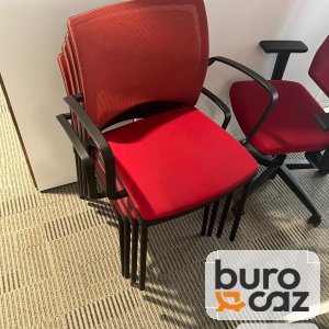 Chaise visiteur empilable rouge dossier résille avec accoudoirs