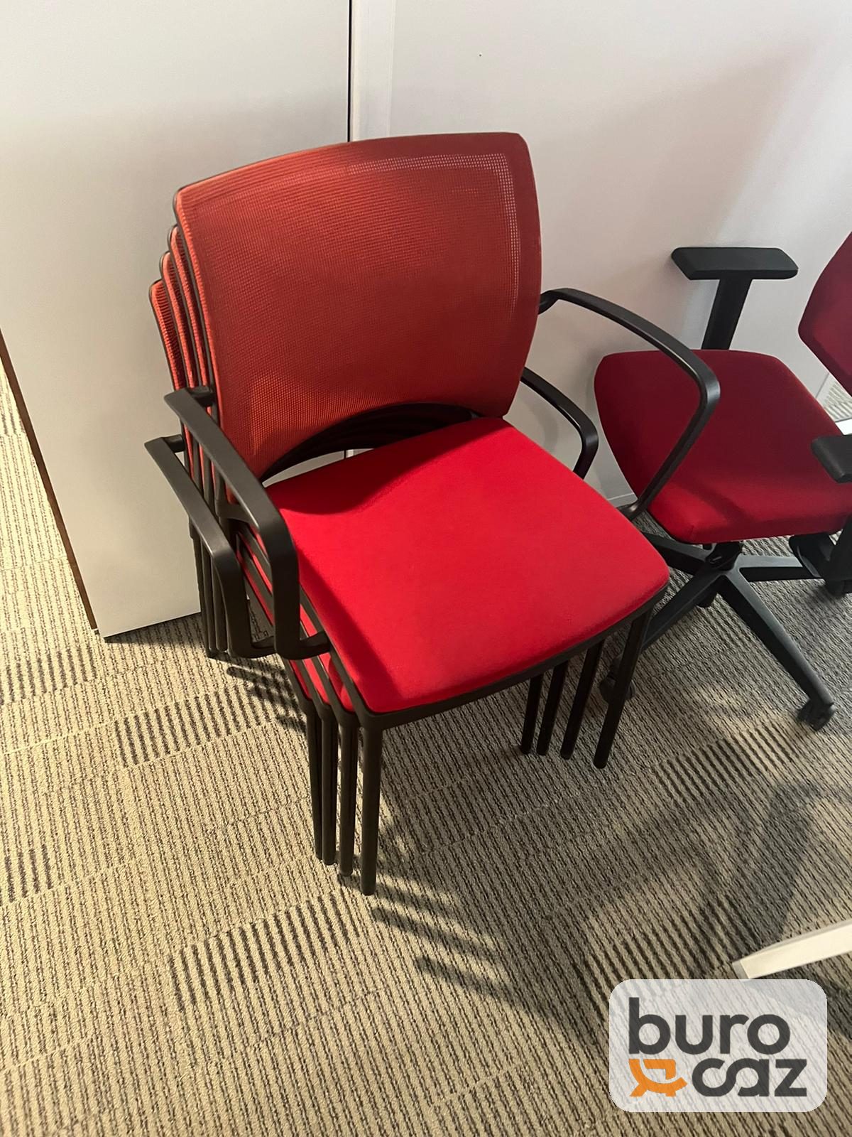 Chaise visiteur empilable rouge dossier résille avec accoudoirs