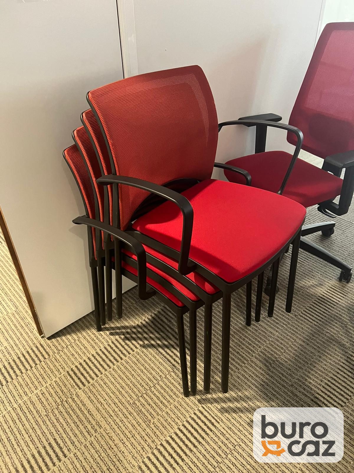 Chaise visiteur empilable rouge dossier résille avec accoudoirs — photo 2