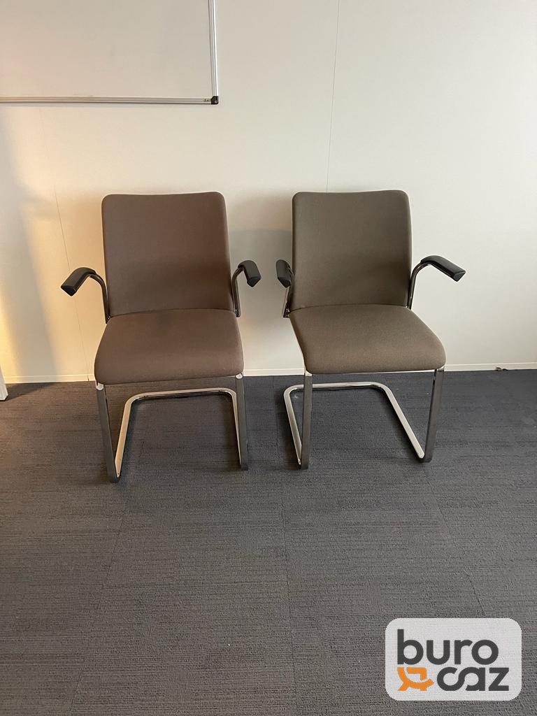 Chaise visiteur luge chromée tissu marron avec accoudoirs