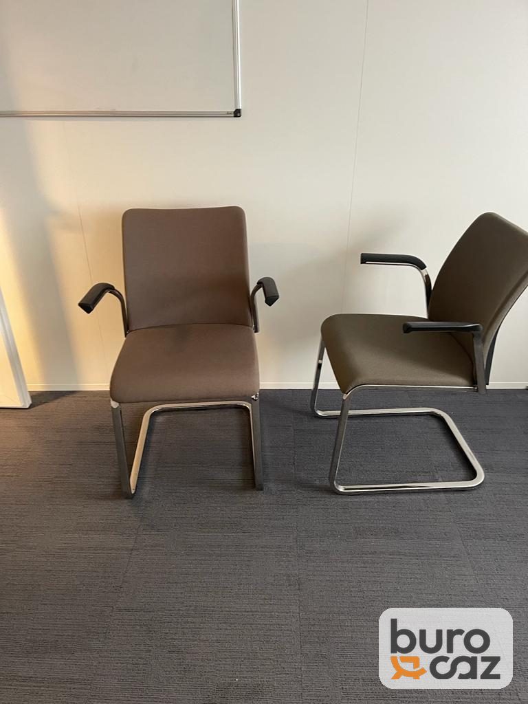 Chaise visiteur luge chromée tissu marron avec accoudoirs — photo 2