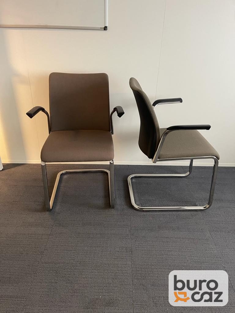 Chaise visiteur luge chromée tissu marron avec accoudoirs — photo 3
