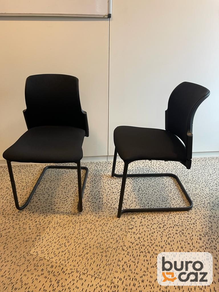 Chaise visiteur luge noire dossier galbé