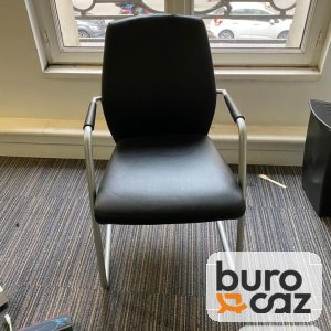 Chaise visiteur noire piétement luge chromé avec accoudoirs