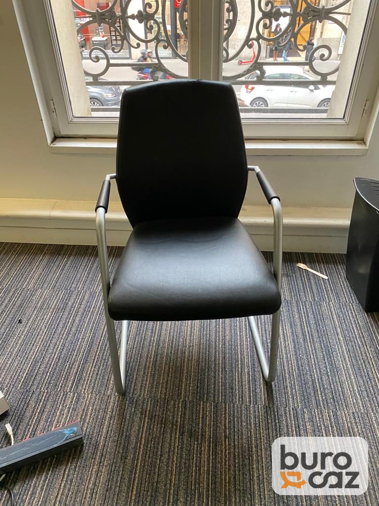 Chaise visiteur noire piétement luge chromé avec accoudoirs