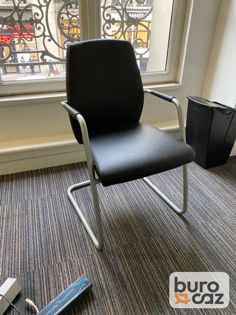 Chaise visiteur noire piétement luge chromé avec accoudoirs — photo 2