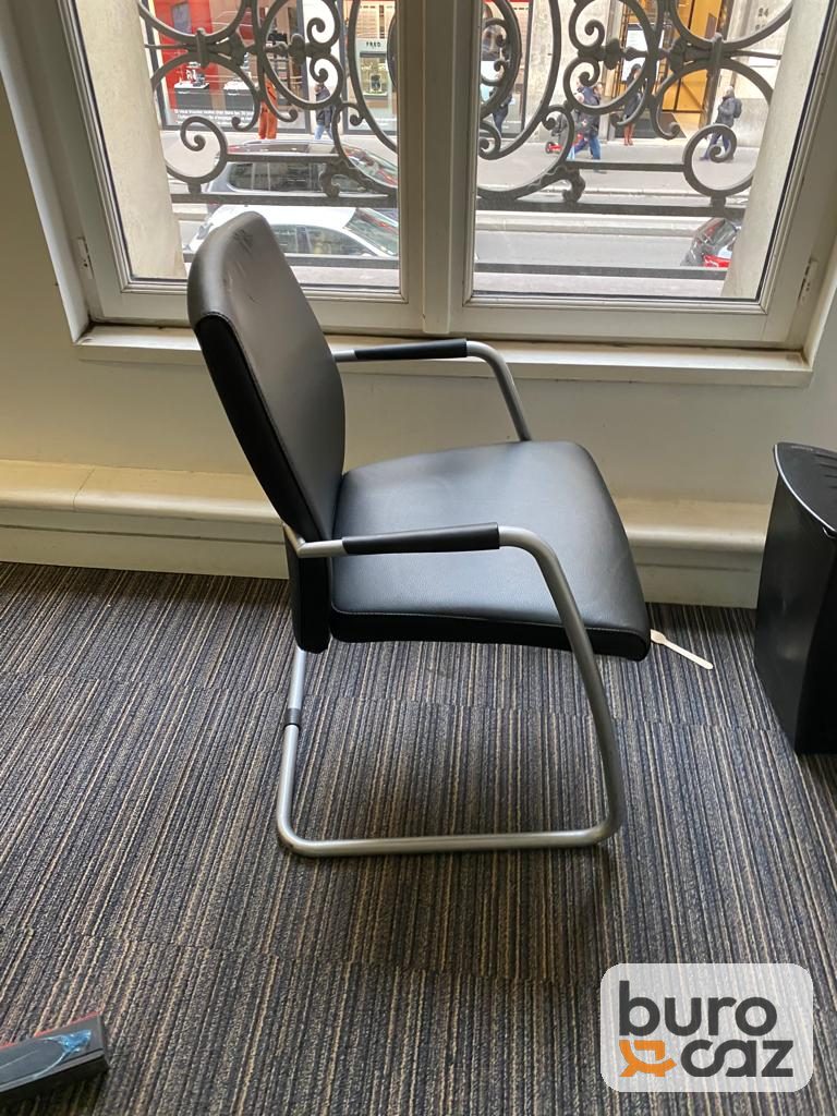 Chaise visiteur noire piétement luge chromé avec accoudoirs — photo 3