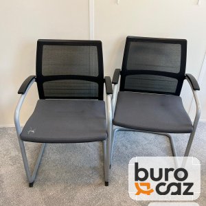 Chaise visiteur piètement luge dossier résille noire