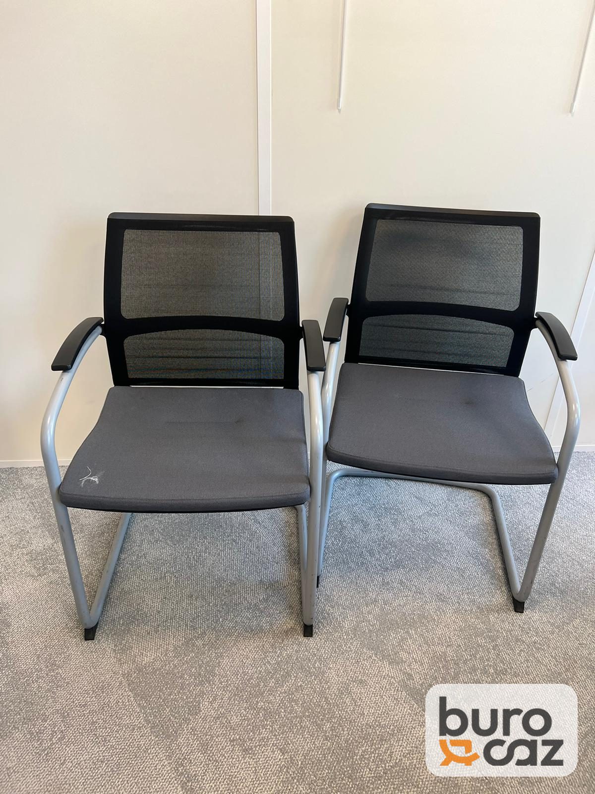Chaise visiteur piètement luge dossier résille noire