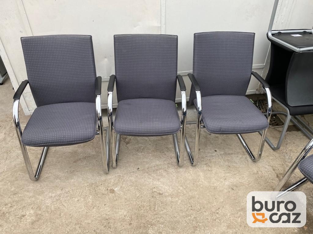 Chaise visiteur tissu gris accoudoirs chromés piétement luge