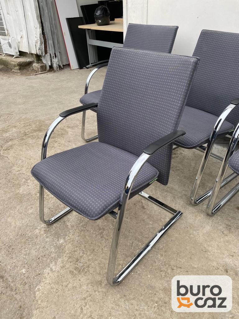 Chaise visiteur tissu gris accoudoirs chromés piétement luge — photo 2