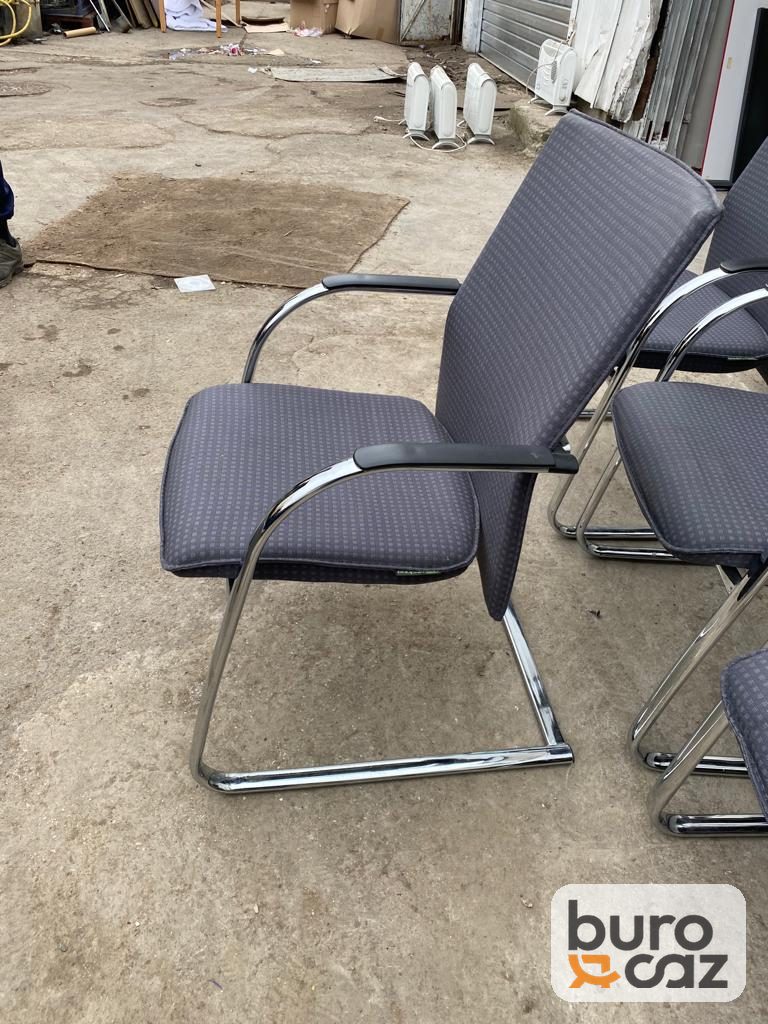 Chaise visiteur tissu gris accoudoirs chromés piétement luge — photo 3
