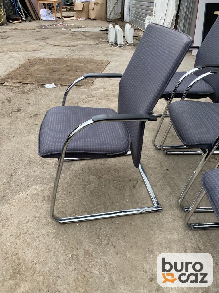 Chaise visiteur tissu gris accoudoirs chromés piétement luge — photo 4