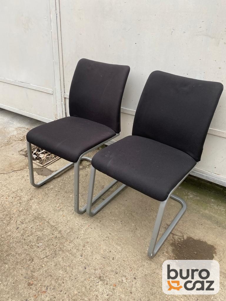 Chaise visiteur tissu noir piétement luge chromé — photo 2