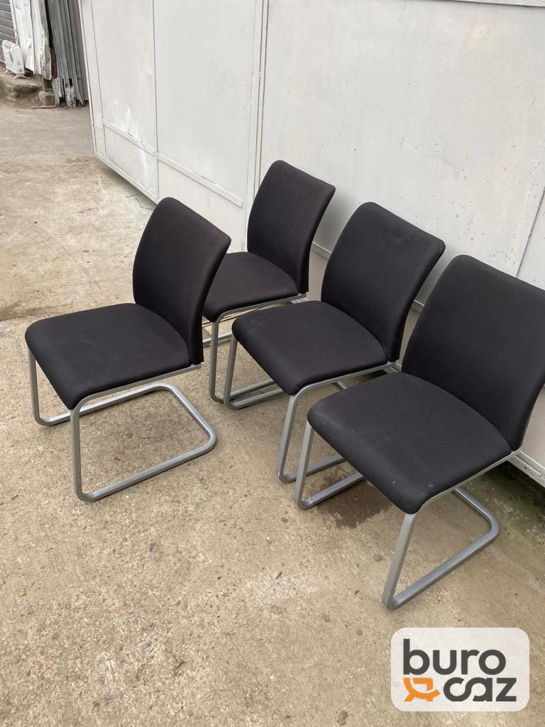 Chaise visiteur tissu noir piétement luge chromé — photo 4