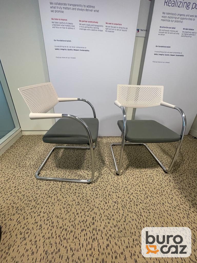 Chaise visiteur Vitra Visavis dossier blanc assise grise