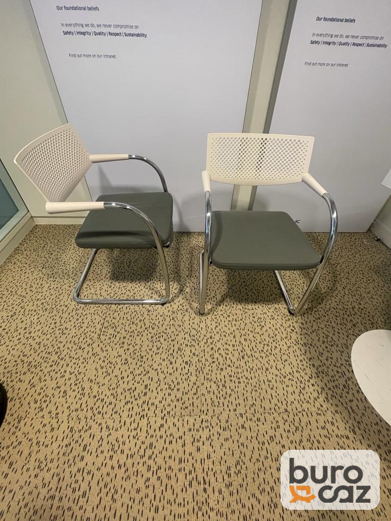 Chaise visiteur Vitra Visavis dossier blanc assise grise — photo 2