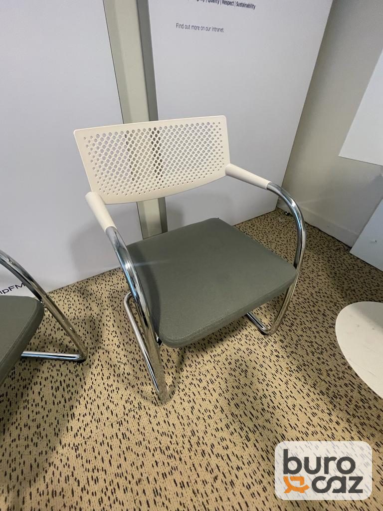Chaise visiteur Vitra Visavis dossier blanc assise grise — photo 3