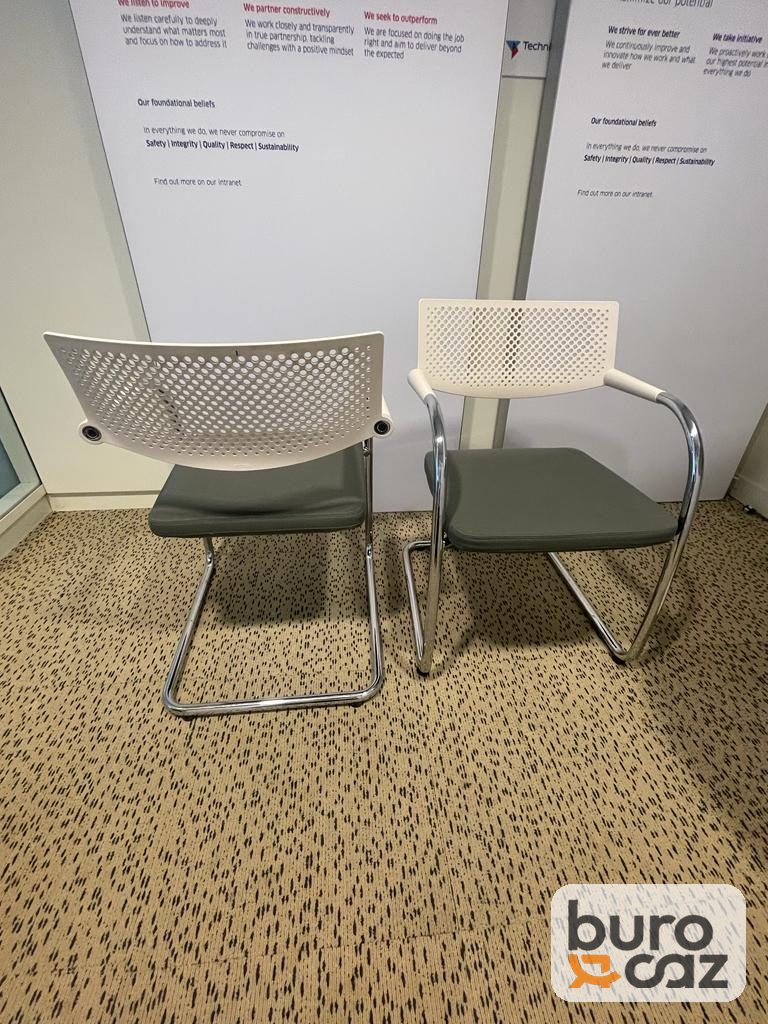 Chaise visiteur Vitra Visavis dossier blanc assise grise — photo 4
