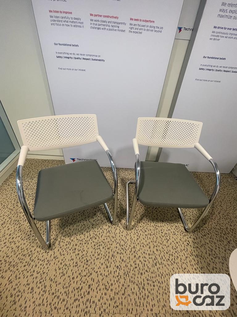 Chaise visiteur Vitra Visavis dossier blanc assise grise — photo 5