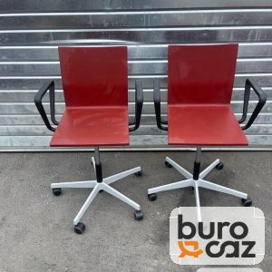 Chaise Vitra .04 rouge pivotante à roulettes