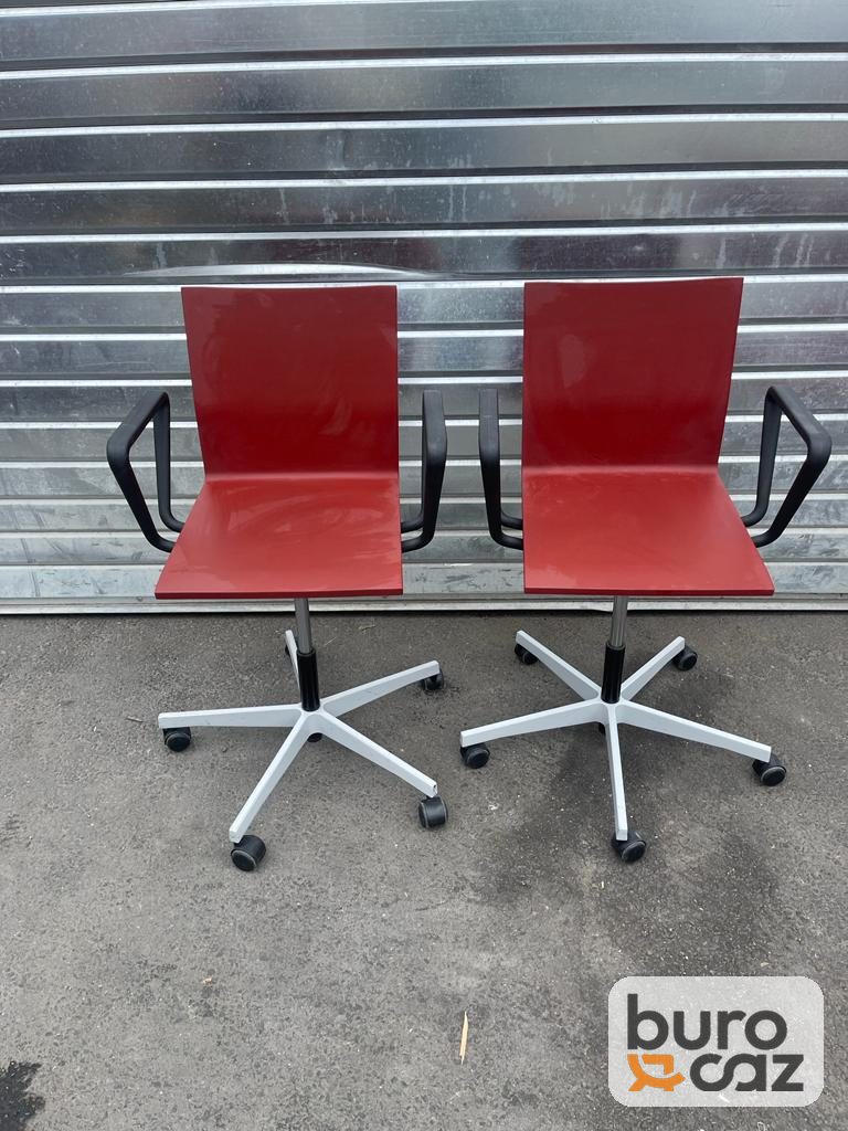 Chaise Vitra .04 rouge pivotante à roulettes