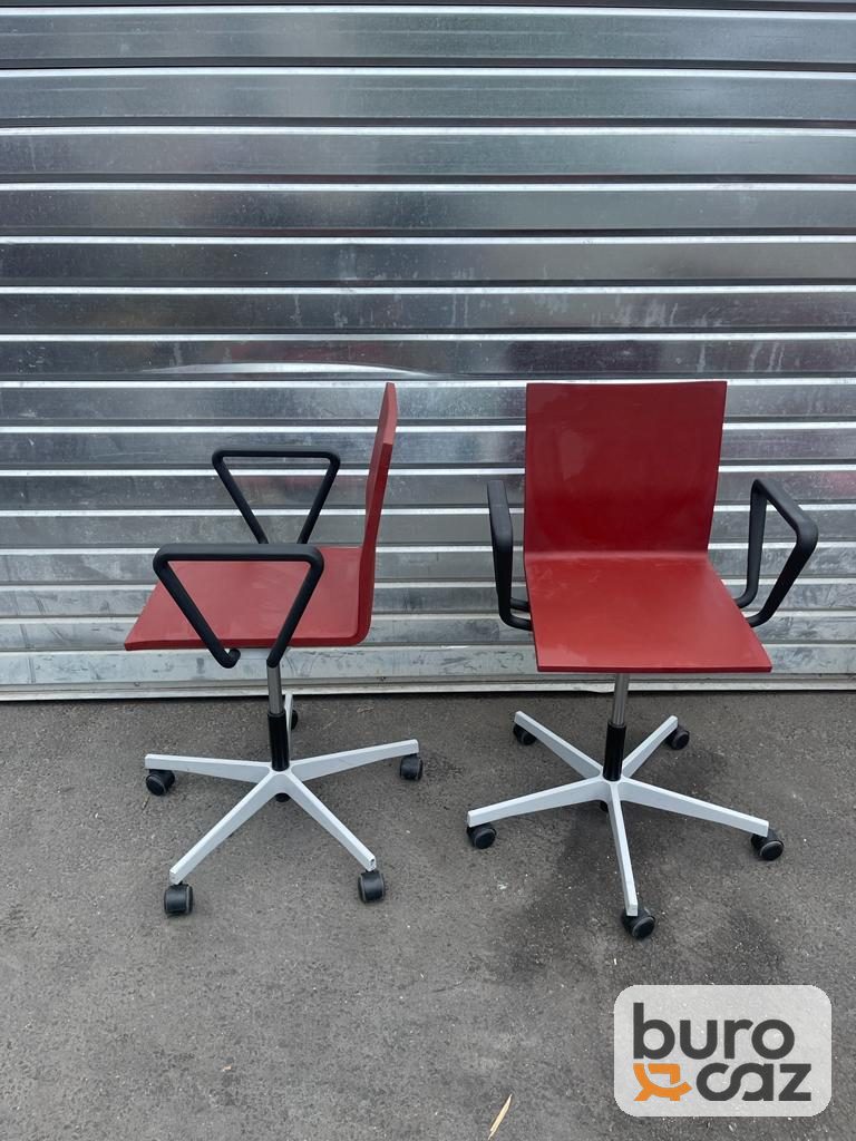 Chaise Vitra .04 rouge pivotante à roulettes — photo 3